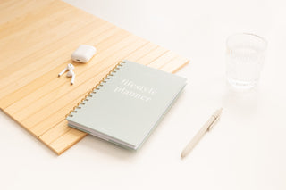 Lifestyle Planner - Sfeerbeeld - Bovenzijde - Buitenzijde - Manon Kuin - Planbooks - A5 formaat