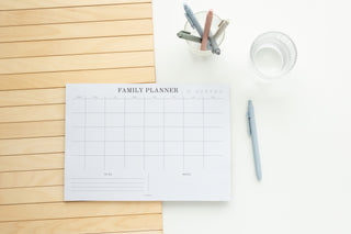 Familieplanner - gezinsplanner - beige - lifestyle beeld - gelpennen -  Planbooks