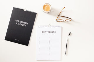 Verjaardagskalender - Donkerblauw - Sfeerbeeld - Bovenaanzicht - Planbooks