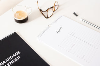 Verjaardagskalender - Donkerblauw - Sfeerbeeld - Juni - Close up - Planbooks